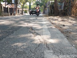 Hati-hati! Jalan Golf Raya Bandung Retak dan Bopeng