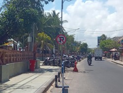 Parkir Sembarangan di Trotoar Pantai Kuta, 50 Ban Motor Digembosi