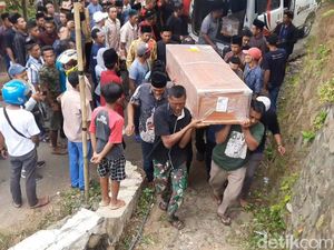 2 Warga Trenggalek Tewas Tertimbun Galian Tambang Emas Ilegal di Kalimantan 2 Warga Trenggalek Tewas Tertimbun Galian Tambang Emas Ilegal di Kalimantan