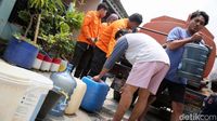 Krisis! Warga Bekasi Utara Antre Air Bersih