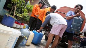 Krisis! Warga Bekasi Utara Antre Air Bersih