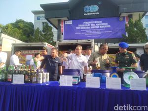 Zulkifli Hasan Musnahkan Produk Impor Ilegal Senilai Rp 7 M di Makassar