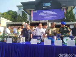 Zulkifli Hasan Musnahkan Produk Impor Ilegal Senilai Rp 7 M di Makassar