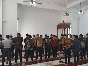 Momen Maruf Jadi Imam Salat di Masjid Pudong Shanghai
