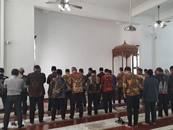 Momen Maruf Jadi Imam Salat di Masjid Pudong Shanghai