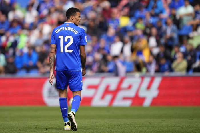 Getafes Mason Greenwood watches the play after coming on late as substitute to make his debut during a Spanish La Liga soccer match between Getafe and Osasuna at the Coliseum stadium in Getafe, Spain, Sunday, Sept. 17, 2023. (AP Photo/Jose Breton)
