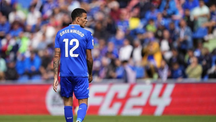 Getafes Mason Greenwood watches the play after coming on late as substitute to make his debut during a Spanish La Liga soccer match between Getafe and Osasuna at the Coliseum stadium in Getafe, Spain, Sunday, Sept. 17, 2023. (AP Photo/Jose Breton)