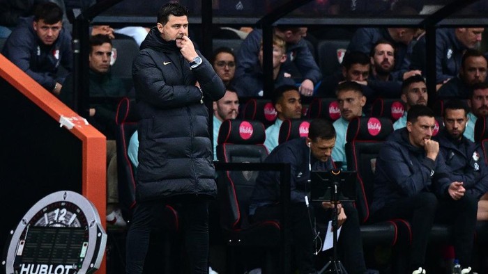 Chelseas Argentinian head coach Mauricio Pochettino watches the players from the touchline during the English Premier League football match between Bournemouth and Chelsea at the Vitality Stadium in Bournemouth, southern England on September 17, 2023. (Photo by Ben Stansall / AFP) / RESTRICTED TO EDITORIAL USE. No use with unauthorized audio, video, data, fixture lists, club/league logos or live services. Online in-match use limited to 120 images. An additional 40 images may be used in extra time. No video emulation. Social media in-match use limited to 120 images. An additional 40 images may be used in extra time. No use in betting publications, games or single club/league/player publications. /