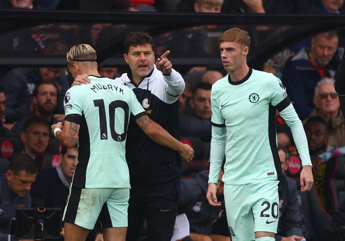 Soccer Football - Premier League - AFC Bournemouth v Chelsea - Vitality Stadium, Bournemouth, Britain - September 17, 2023 Chelseas Cole Palmer comes on as a substitute to replace Mykhailo Mudryk as manager Mauricio Pochettino looks on Action Images via Reuters/Matthew Childs NO USE WITH UNAUTHORIZED AUDIO, VIDEO, DATA, FIXTURE LISTS, CLUB/LEAGUE LOGOS OR LIVE SERVICES. ONLINE IN-MATCH USE LIMITED TO 45 IMAGES, NO VIDEO EMULATION. NO USE IN BETTING, GAMES OR SINGLE CLUB/LEAGUE/PLAYER PUBLICATIONS.