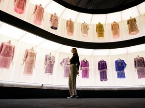 Mengagumi Karya Gabrielle Chanel Lewat Pameran Fashion Manifesto Mengagumi Karya Gabrielle Chanel Lewat Pameran Fashion Manifesto