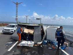 Ban Pecah, Truk Boks Angkut Galon Air Terguling di Tol Bali Mandara