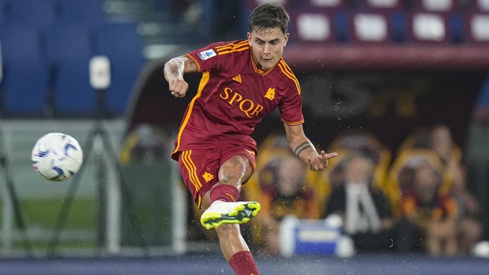 Romas Paulo Dybala takes a free kick during a Serie A soccer match between Roma and Empoli, at Romes Olympic stadium, Sunday, Sept. 17, 2023. (AP Photo/Alessandra Tarantino)