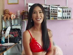 Viral Wanita Kerja Pakai Lingerie Saat Gunting Rambut Pelanggan di Salon