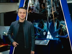 Nicholas Saputra Mendadak Jadi Desainer Perhiasan, Bikin Bros Batu Permata