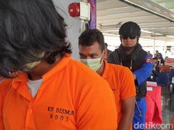 Kapal Trawl Ilegal Berbendera Malaysia Ditangkap Curi Ikan di Selat Malaka