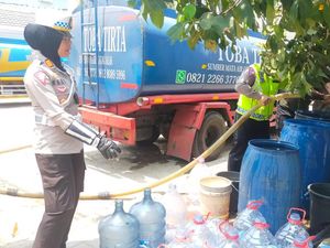 Sudah 2 Bulan Warga di Depok Alami Kekeringan, Polisi Kirim Air Bersih