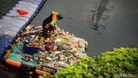 Potret Petugas UPK Badan Air Bersihkan Sampah Kali Angke