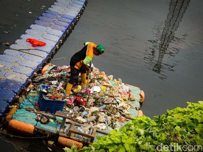 Potret Petugas UPK Badan Air Bersihkan Sampah Kali Angke