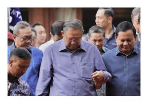 Momen Prabowo Gandeng SBY Saat Bertemu di Hambalang Momen Prabowo Gandeng SBY Saat Bertemu di Hambalang
