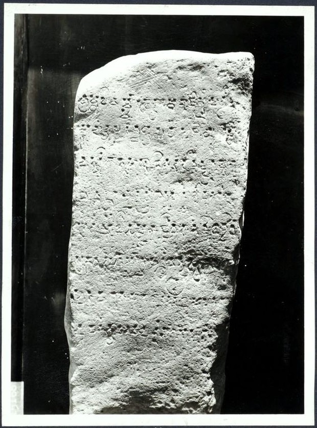 Prasasti Mulawarman di MNI/Foto: id.pinterest.com/Juru Kunci