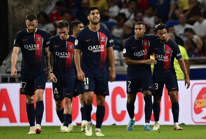 Paris Saint-Germain's French forward #07 Kylian Mbappe (2ndR) celebrates with teammates after scoring a goal during the French L1 football match between Olympique Lyonnais (OL) and Paris Saint-Germain (PSG) at The Groupama Stadium in Decines-Charpieu, central-eastern France on September 3, 2023. (Photo by Jeff PACHOUD / AFP)