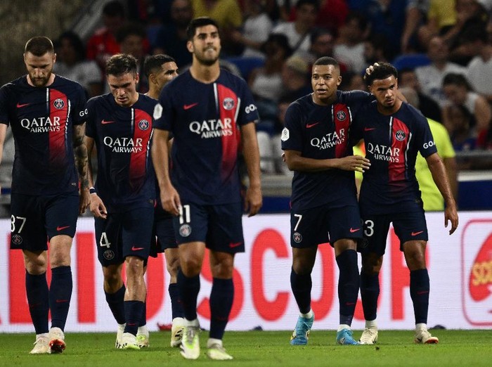 Paris Saint-Germain's French forward #07 Kylian Mbappe (2ndR) celebrates with teammates after scoring a goal during the French L1 football match between Olympique Lyonnais (OL) and Paris Saint-Germain (PSG) at The Groupama Stadium in Decines-Charpieu, central-eastern France on September 3, 2023. (Photo by Jeff PACHOUD / AFP)