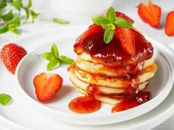 Resep Pancake Empuk Saus Stroberi Untuk Menu Sarapan Enak