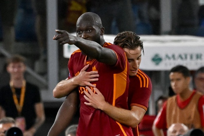 romelu lukaku as roma as roma vs empoli liga italia serie a Roma's Belgian forward #90 Romelu Lukaku (L) celebrates with Roma's Italian midfielder #52 Edoardo Bove after scoring his team's sixth goal during the Italian Serie A football match between AS Roma and Empoli at the Olympic stadium in Rome on September 17, 2023. (Photo by Andreas SOLARO / AFP)