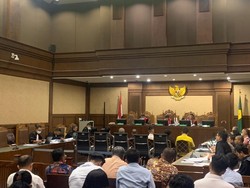 Terungkap Grup Judi Para Tersangka Kasus BTS Kominfo, Hakim: Menkominfo Ada?