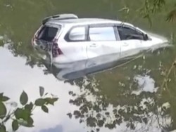 Mobil Bacaleg di Sinjai Terjun ke Sungai gegara Lupa Rem Tangan