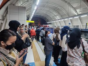 Senangnya Pekerja di Jakarta LRT Jabodebek Kini Sampai Pukul 19.45 WIB Senangnya Pekerja di Jakarta LRT Jabodebek Kini Sampai Pukul 19.45 WIB