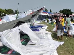 Tenda Bupati Layani Warga di Jombang Rungkad Diterjang Angin Kencang