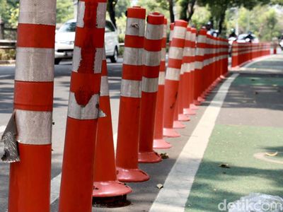 Waduh, Stick Cone Jalur Sepeda di Jalan Palmerah Timur Rusak