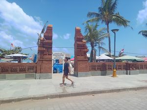 Gapura-Tembok Pembatas Pantai Kuta Berganti Bata Merah, Dikritik Turis Asing Gapura-Tembok Pembatas Pantai Kuta Berganti Bata Merah, Dikritik Turis Asing