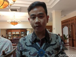 Gibran Pastikan Water Bombing Padamkan Kebakaran TPA Putri Cempo Besok