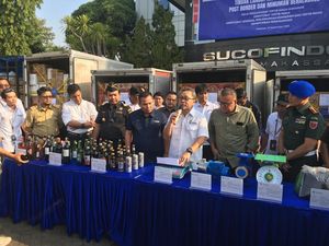 Zulhas Musnahkan Miras & Barang Ilegal di Makassar Senilai Rp 7 Miliar