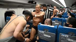Aksi Unik Pegulat Jepang Bertarung di Dalam Kereta Shinkansen