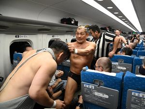 Aksi Unik Pegulat Jepang Bertarung di Dalam Kereta Shinkansen Aksi Unik Pegulat Jepang Bertarung di Dalam Kereta Shinkansen