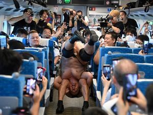Aksi Pegulat Jepang Bertarung di Dalam Kereta Shinkansen Aksi Pegulat Jepang Bertarung di Dalam Kereta Shinkansen