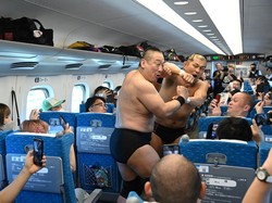 Turis Adu Jotos di Kereta gegara Persoalan Sepele, Penumpang Lain Kena Imbas