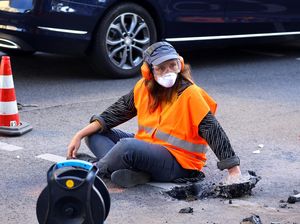 Aktivis di Jerman Lem Tangan ke Aspal, Protes Krisis Iklim