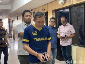 Letkol Gadungan Depok Beli Atribut TNI yang Dijual Bebas di Pasar Senen Letkol Gadungan Depok Beli Atribut TNI yang Dijual Bebas di Pasar Senen