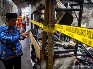 Penampakan 6 Kios Pedagang Ludes Terbakar di Cilandak Penampakan 6 Kios Pedagang Ludes Terbakar di Cilandak