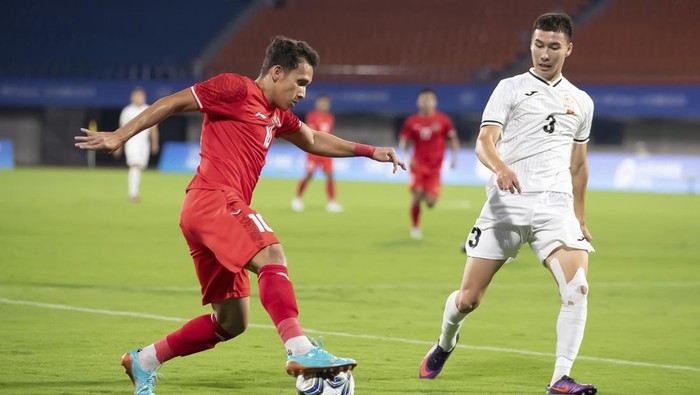 Asian Games 2022: Timnas U-24 Indonesia lawan Kirgistan Pesepak bola Timnas U-24 Indonesia Mohammad Haykal Alhafiz (kiri) menyundul bola saat melawan Kirgistan dalam pertandingan kualifikasi Grup F Asian Games 2022 di Zhejiang Normal University East Stadium, Hangzhou, China, Selasa (19/9/2023). ANTARA FOTO/HO-NOC Indonesia/Naif AlAs/mrh/YU