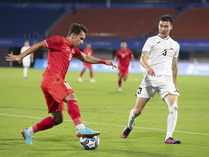 Pesepak bola Timnas U-24 Indonesia Mohammad Haykal Alhafiz (kiri) menyundul bola saat melawan Kirgistan dalam pertandingan kualifikasi Grup F Asian Games 2022 di Zhejiang Normal University East Stadium, Hangzhou, China, Selasa (19/9/2023).  ANTARA FOTO/HO-NOC Indonesia/Naif AlAs/mrh/YU
