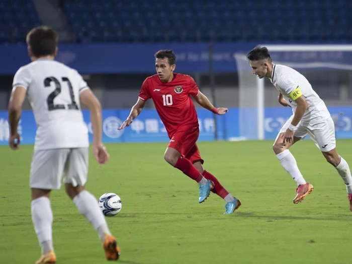 Pesepak bola Timnas U-24 Indonesia Mohammad Haykal Alhafiz (kiri) menyundul bola saat melawan Kirgistan dalam pertandingan kualifikasi Grup F Asian Games 2022 di Zhejiang Normal University East Stadium, Hangzhou, China, Selasa (19/9/2023).  ANTARA FOTO/HO-NOC Indonesia/Naif AlAs/mrh/YU