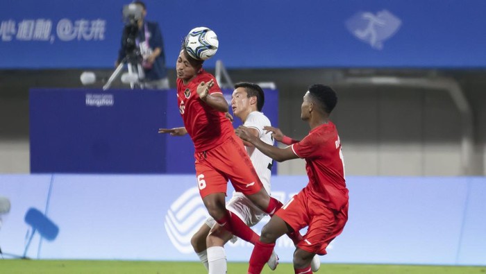 Pesepak bola Timnas U-24 Indonesia Mohammad Haykal Alhafiz (kiri) menyundul bola saat melawan Kirgistan dalam pertandingan kualifikasi Grup F Asian Games 2022 di Zhejiang Normal University East Stadium, Hangzhou, China, Selasa (19/9/2023).  ANTARA FOTO/HO-NOC Indonesia/Naif AlAs/mrh/YU