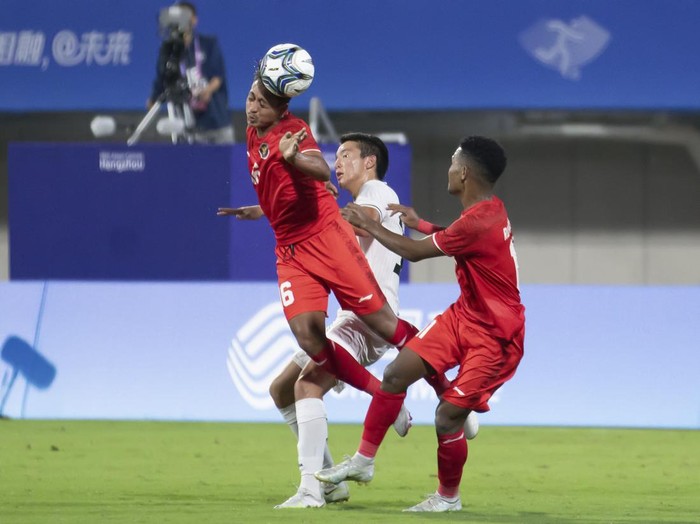Pesepak bola Timnas U-24 Indonesia Mohammad Haykal Alhafiz (kiri) menyundul bola saat melawan Kirgistan dalam pertandingan kualifikasi Grup F Asian Games 2022 di Zhejiang Normal University East Stadium, Hangzhou, China, Selasa (19/9/2023).  ANTARA FOTO/HO-NOC Indonesia/Naif AlAs/mrh/YU
