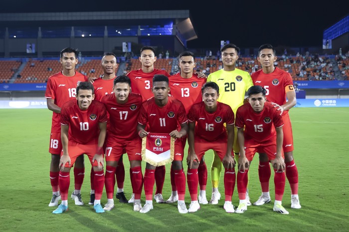 Pesepak bola Timnas U-24 Indonesia Mohammad Haykal Alhafiz (kiri) menyundul bola saat melawan Kirgistan dalam pertandingan kualifikasi Grup F Asian Games 2022 di Zhejiang Normal University East Stadium, Hangzhou, China, Selasa (19/9/2023).  ANTARA FOTO/HO-NOC Indonesia/Naif AlAs/mrh/YU