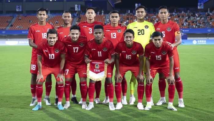 Pesepak bola Timnas U-24 Indonesia Mohammad Haykal Alhafiz (kiri) menyundul bola saat melawan Kirgistan dalam pertandingan kualifikasi Grup F Asian Games 2022 di Zhejiang Normal University East Stadium, Hangzhou, China, Selasa (19/9/2023).  ANTARA FOTO/HO-NOC Indonesia/Naif AlAs/mrh/YU